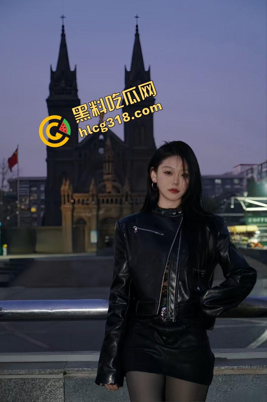 海边捞贝壳结果捞到极品户型，妹子真空出门一弯腰短裙底下整片骚缝露出来，兄弟们这户型值不值下手！-1