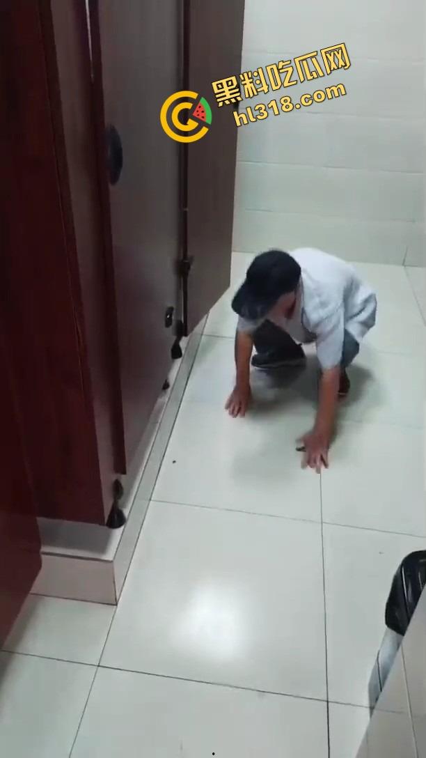 老变态厕所偷看逼被偷拍，还搁那死盯着不走，鸟为食亡，人为逼死，这才是真正的老兵不死！-10