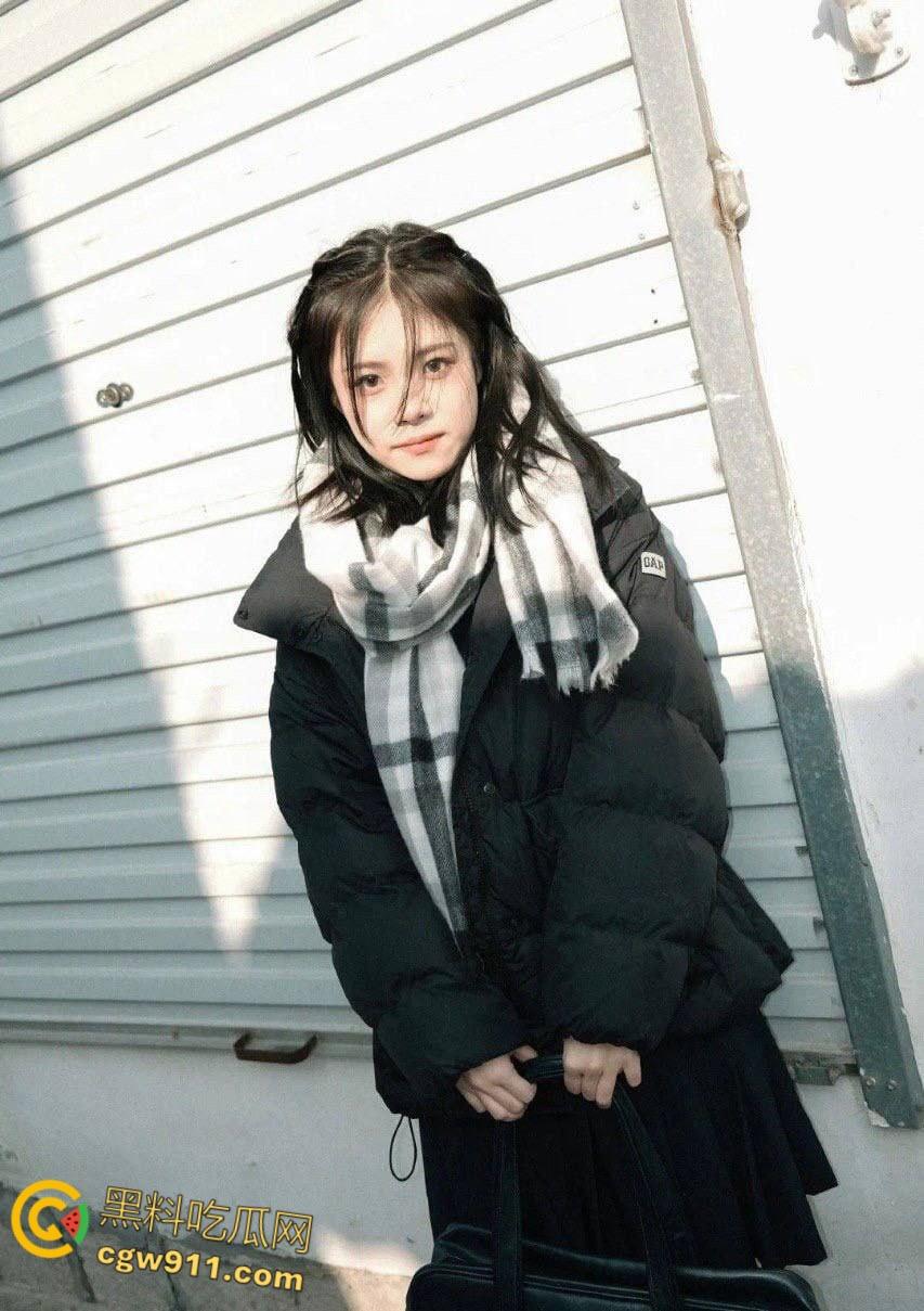 青岛大学嫩妹【杨紫馨】，JK制服女上疯狂扭臀，蜜桃臀被炮友大屌猛干，高潮瘫软娇喘不断，肉臀撞得啪啪响！-2