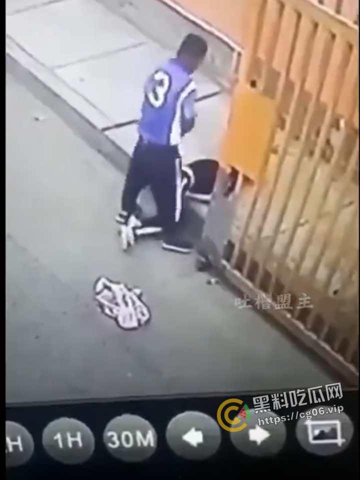 外国男子企图强奸路过女性 被路人抓到 绑到电线杆上打死 这就叫民风彪悍 现场画面流出-2