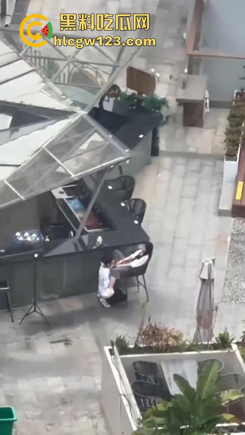 杭州情侣当众扣逼，趁私下无人激情玩穴，女孩面红耳赤未拒绝，结果却被高层瓜友偷拍曝光！-3