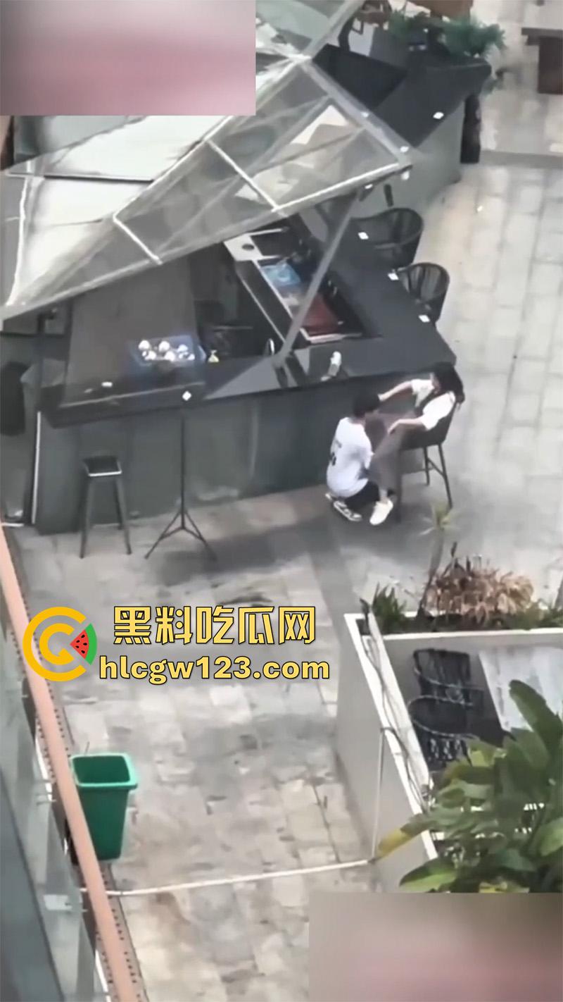 杭州情侣当众扣逼，趁私下无人激情玩穴，女孩面红耳赤未拒绝，结果却被高层瓜友偷拍曝光！-8