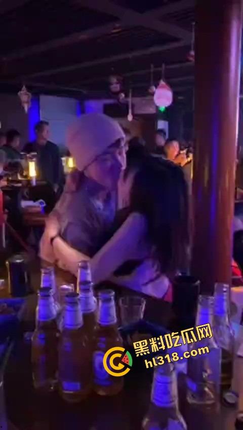 单身狗夜店必修课,喝醉勾搭人妻偷吃人妻鲍鱼,淫男乱女嗨翻全场,极致放荡夜生活曝光!-1