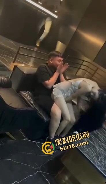 单身狗夜店必修课,喝醉勾搭人妻偷吃人妻鲍鱼,淫男乱女嗨翻全场,极致放荡夜生活曝光!-5