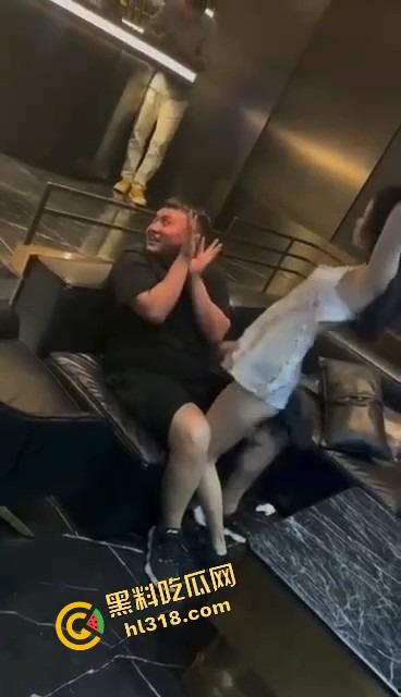 单身狗夜店必修课,喝醉勾搭人妻偷吃人妻鲍鱼,淫男乱女嗨翻全场,极致放荡夜生活曝光!-6