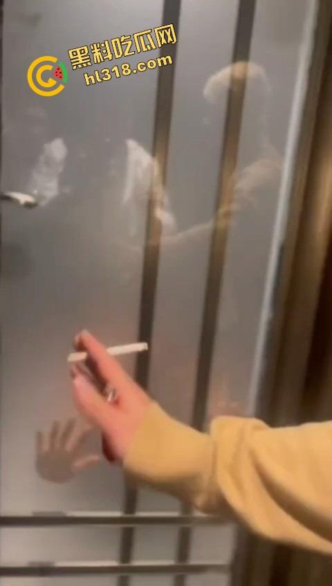 单身狗夜店必修课,喝醉勾搭人妻偷吃人妻鲍鱼,淫男乱女嗨翻全场,极致放荡夜生活曝光!-9