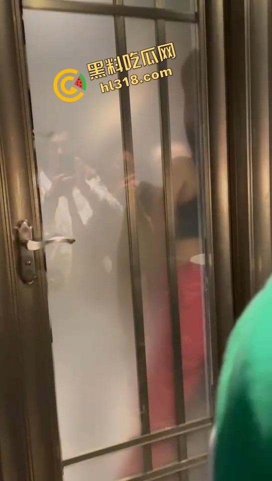 单身狗夜店必修课,喝醉勾搭人妻偷吃人妻鲍鱼,淫男乱女嗨翻全场,极致放荡夜生活曝光!-12