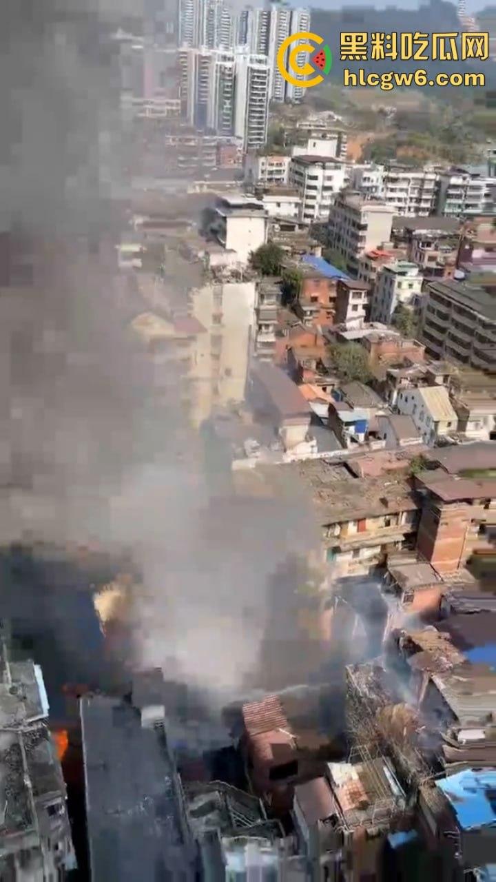 广西梧州老破旧民房突发大火！商铺楼房连串烧 现场黑烟弥漫 街口太窄进不去消防车也无奈-3