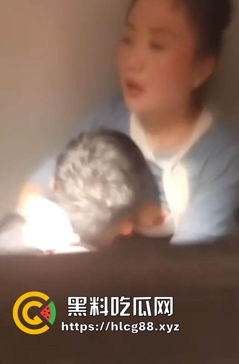 河南郑州万达广场柜姐，不雅视频流出，和男友厕所激情爱抚，对着巨乳一顿猛啃，爽的欲仙欲死！-5
