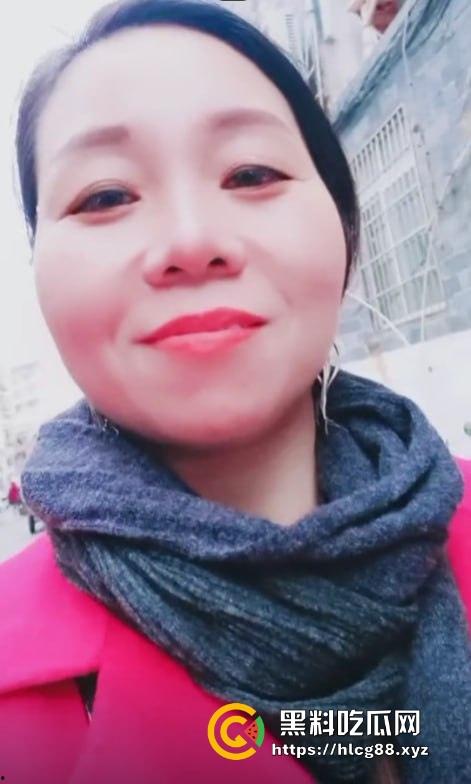 抖音少妇【莲儿】红高跟黑丝自慰视频卖38，做爱片68块随便看，卷成这样400块怕是能操这熟妇的烂逼！-2