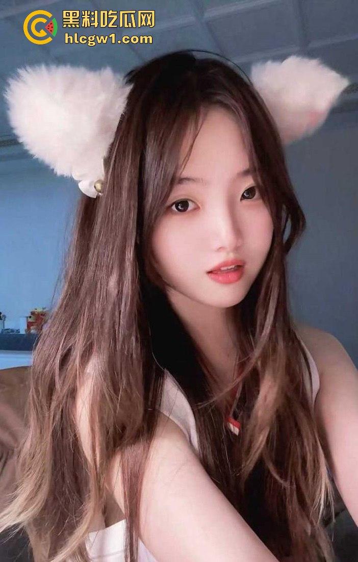 邮电大学清纯外表下的小母狗！『谢艺菲』不雅视频曝光，恋父情结浓到溢出屏幕，主动撅屁股等大叔宠幸！-4