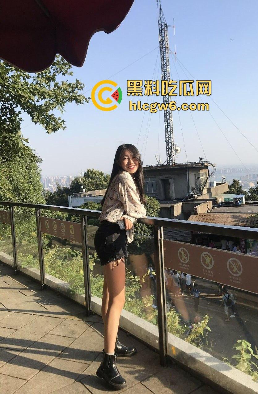 福建男人的噩梦与天堂，眼镜幼师【颜思妤】骚浪到极致，公交车体质每天约炮，口技顶到让人腿软！-5