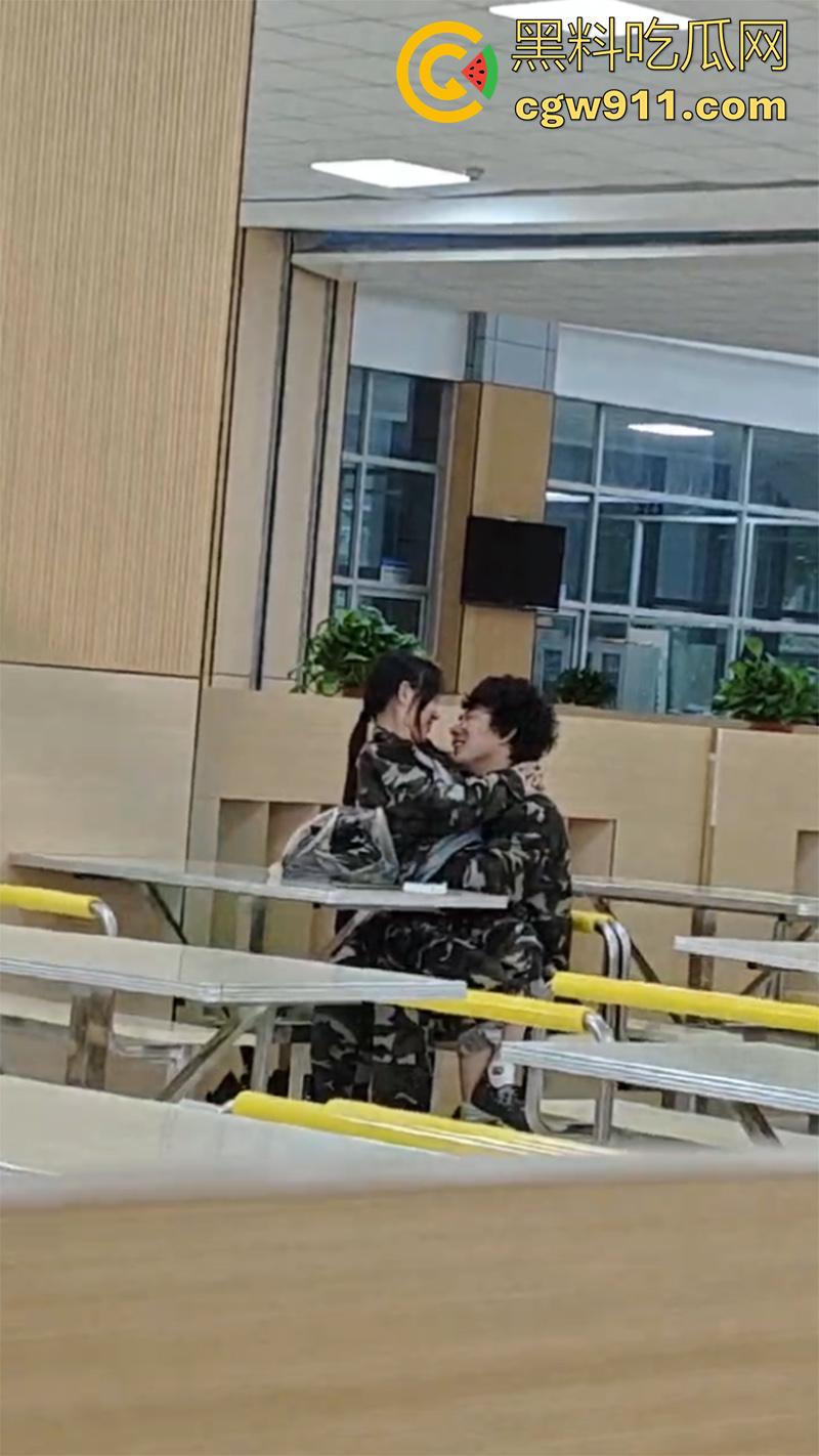 嫉妒使人丑陋啊！山东潍坊理工学院 ，大一情侣毫不在乎周围人目光，在食堂亲热暧昧，引全校男生怒骂！-3