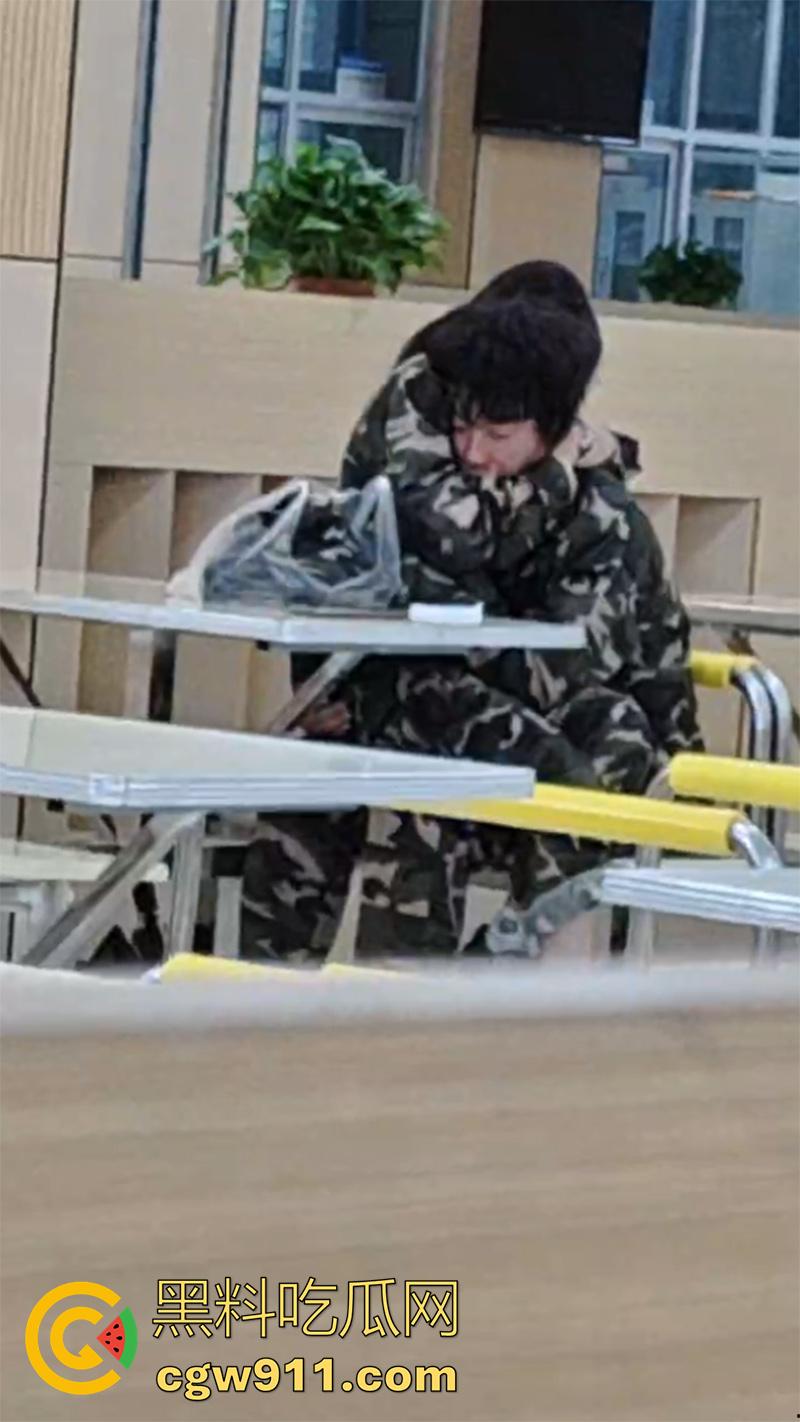 嫉妒使人丑陋啊！山东潍坊理工学院 ，大一情侣毫不在乎周围人目光，在食堂亲热暧昧，引全校男生怒骂！-4
