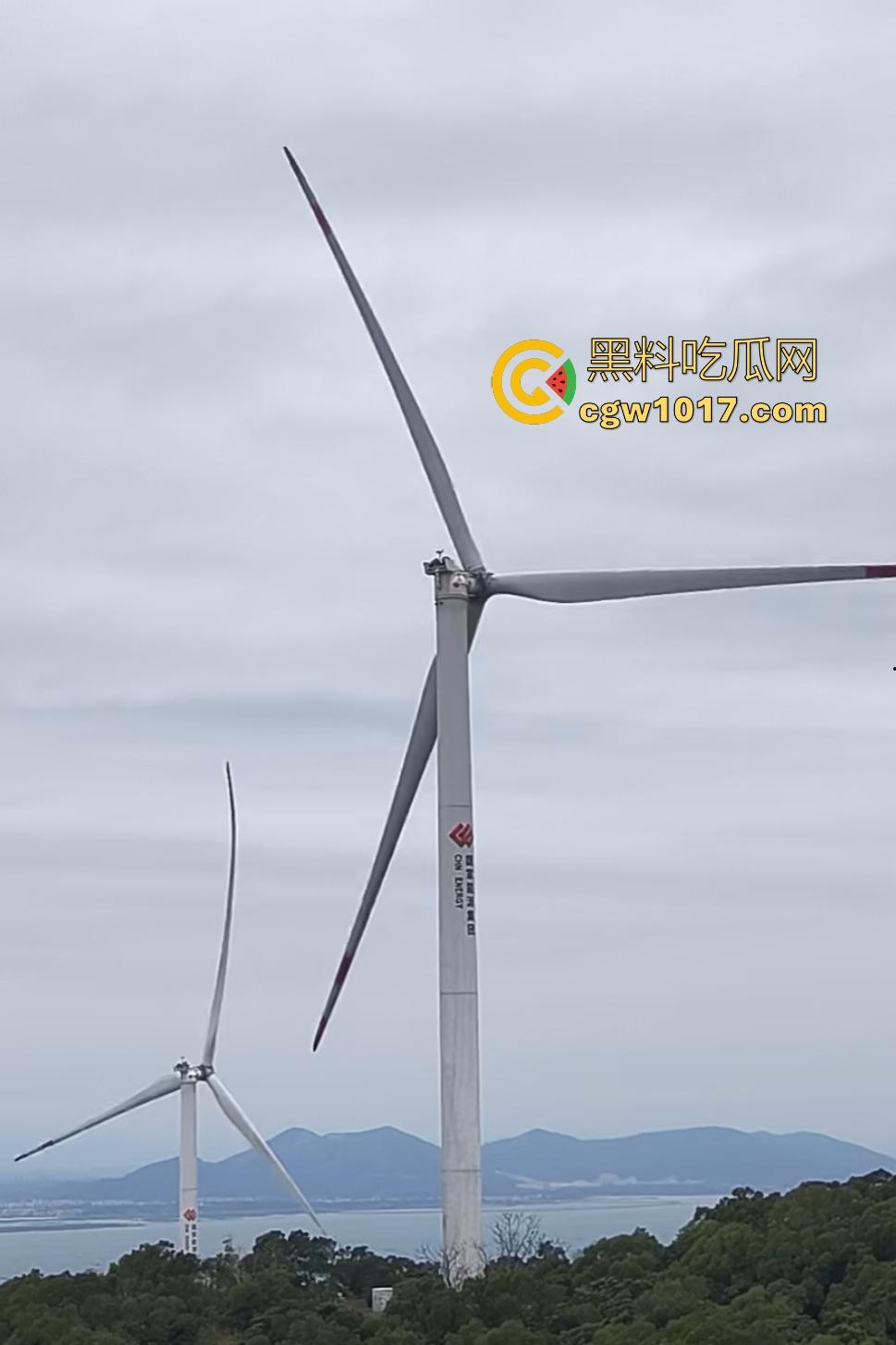 11月9日江西九江鄱阳湖服务区，吉电风扇叶突然断裂，玻璃纤维漫天飞舞，居民吸入有炸肺的风险，这都没人管？-5