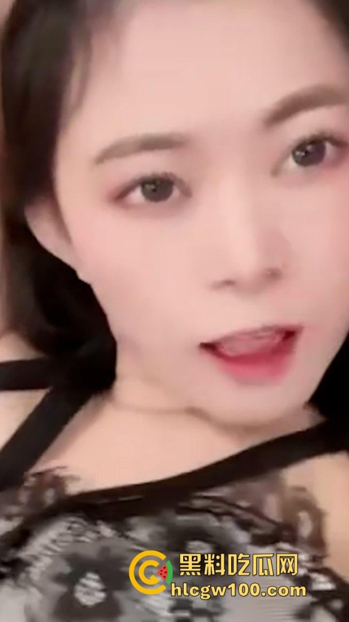 快手 75W粉主播【丸子长不大哦】大尺度裸舞自慰 穿着黑丝展示美腿美足和巨乳！-2