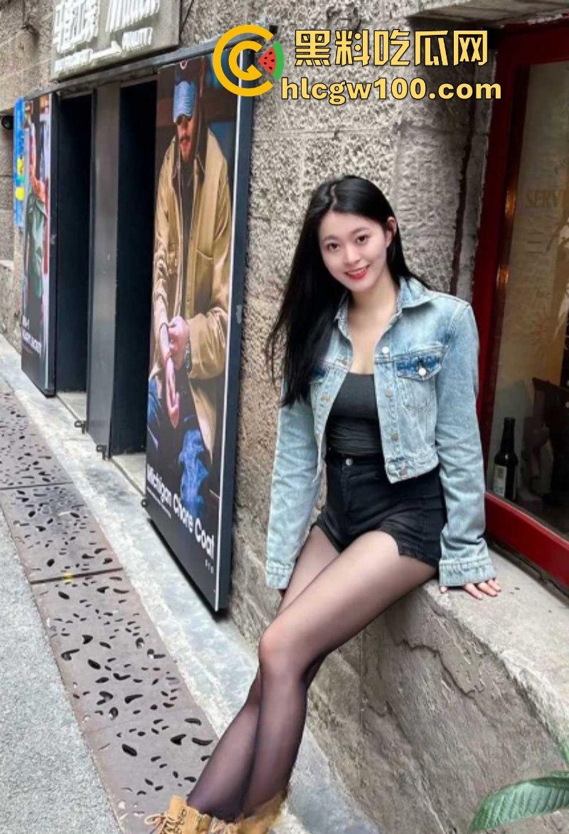 快手 75W粉主播【丸子长不大哦】大尺度裸舞自慰 穿着黑丝展示美腿美足和巨乳！-9