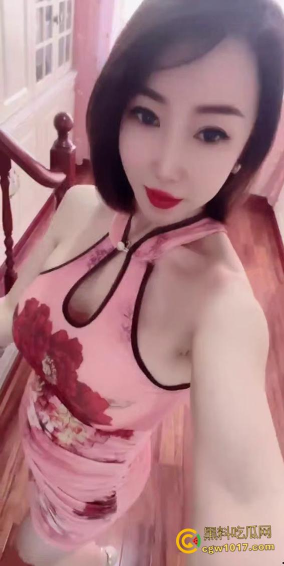 抖音短发少妇【酥酥麻麻】，韵味反差巨乳尤物，与金主一对一风骚揉奶，吊带丝袜抠逼自慰，淫水四溢！-3