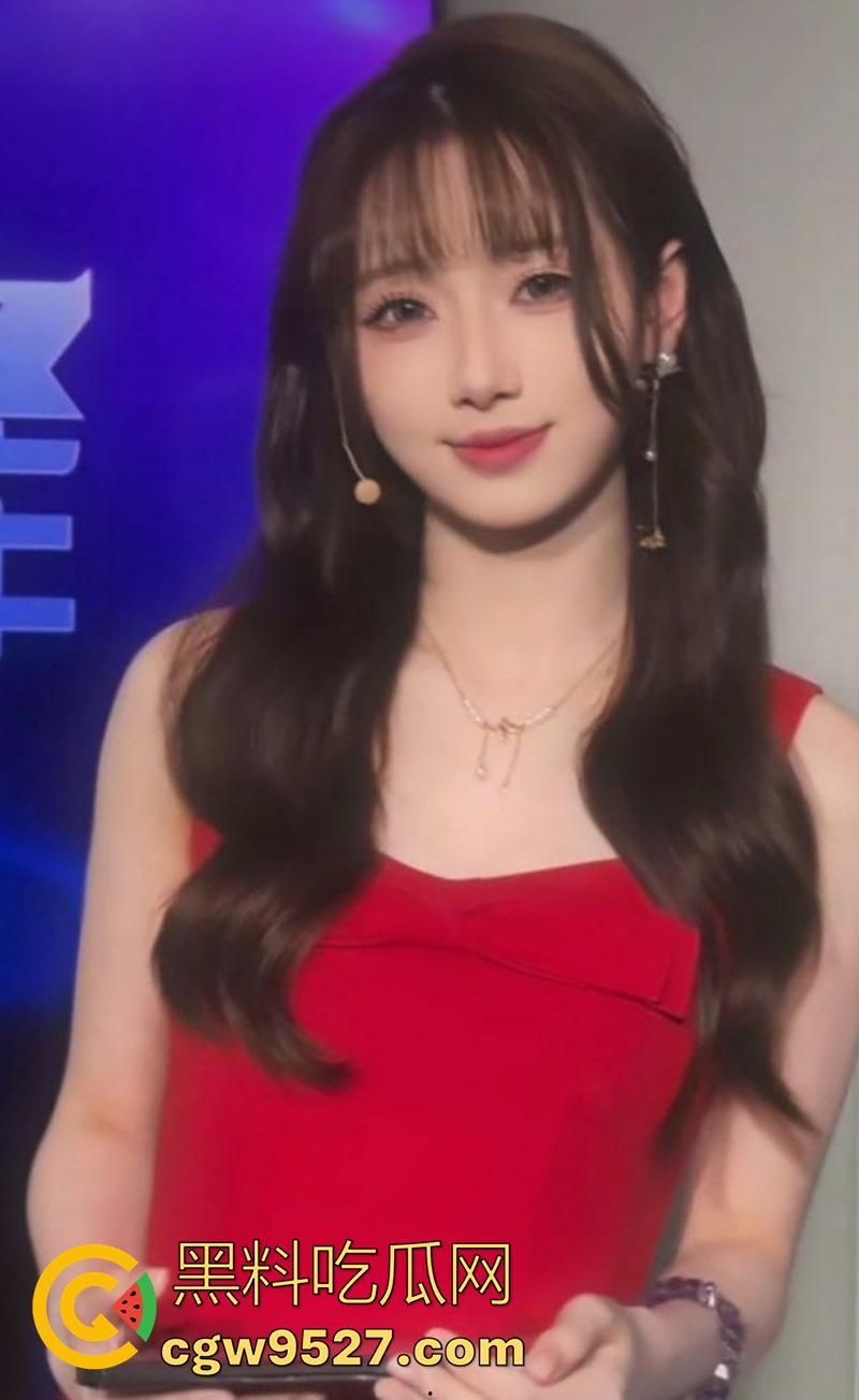 英雄联盟【解说天舒】，正在直播时突然黑屏，竟然是憋不住在和女人做爱，女的大喊爽死了！-5