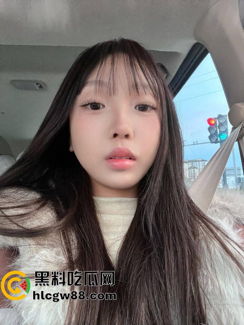 天水高颜值小萝莉【雷焦俞】白嫩清纯颜值顶天，胸前机场略拉胯，酒店跟男友打炮被后入偷拍！-1