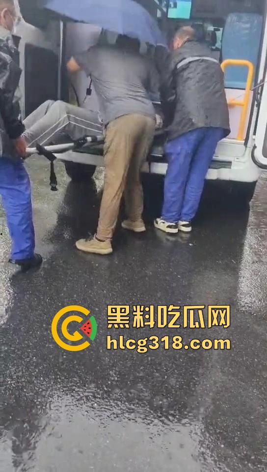武汉江堤街持刀伤人，41岁嫌疑人张某持水果刀当着警察面捅杀被害人，也是够牛逼的！-3