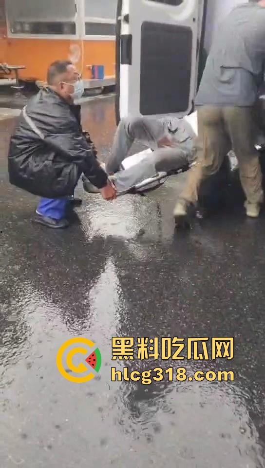 武汉江堤街持刀伤人，41岁嫌疑人张某持水果刀当着警察面捅杀被害人，也是够牛逼的！-4