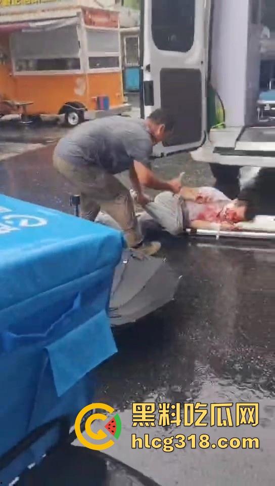 武汉江堤街持刀伤人，41岁嫌疑人张某持水果刀当着警察面捅杀被害人，也是够牛逼的！-6