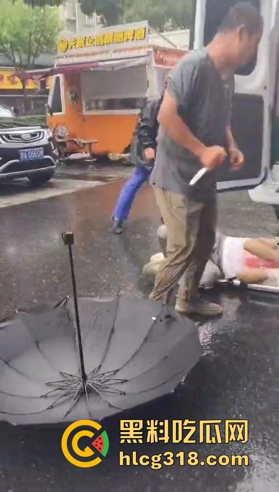 武汉江堤街持刀伤人，41岁嫌疑人张某持水果刀当着警察面捅杀被害人，也是够牛逼的！-7