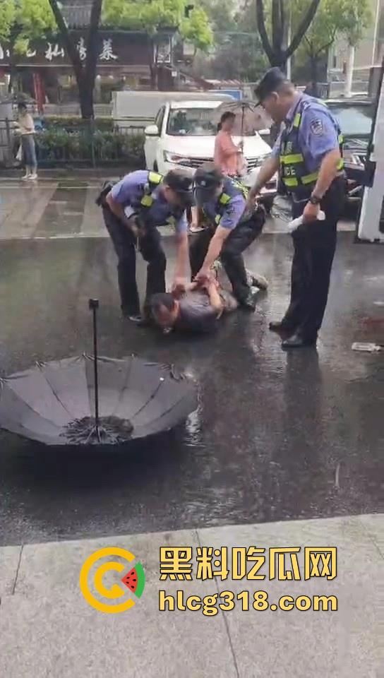 武汉江堤街持刀伤人，41岁嫌疑人张某持水果刀当着警察面捅杀被害人，也是够牛逼的！-8