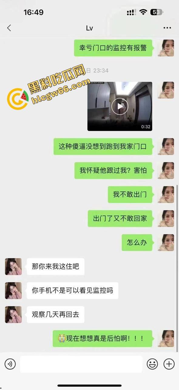 离谱到爆！男子穿白丝JK短裙在妹子家门口地毯上蹭半天射不出来，边蹭边喘边爽，这是人干的事儿吗？-1