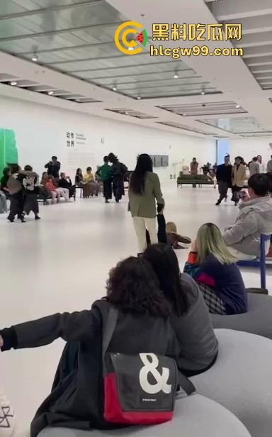 上海浦东美术馆魔幻抽象表演展现高深的艺术概念，演员集体精神错乱？这不就是社畜上班状态的真人展示！-1