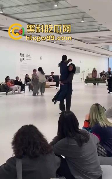 上海浦东美术馆魔幻抽象表演展现高深的艺术概念，演员集体精神错乱？这不就是社畜上班状态的真人展示！-4