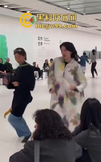 上海浦东美术馆魔幻抽象表演展现高深的艺术概念，演员集体精神错乱？这不就是社畜上班状态的真人展示！-9