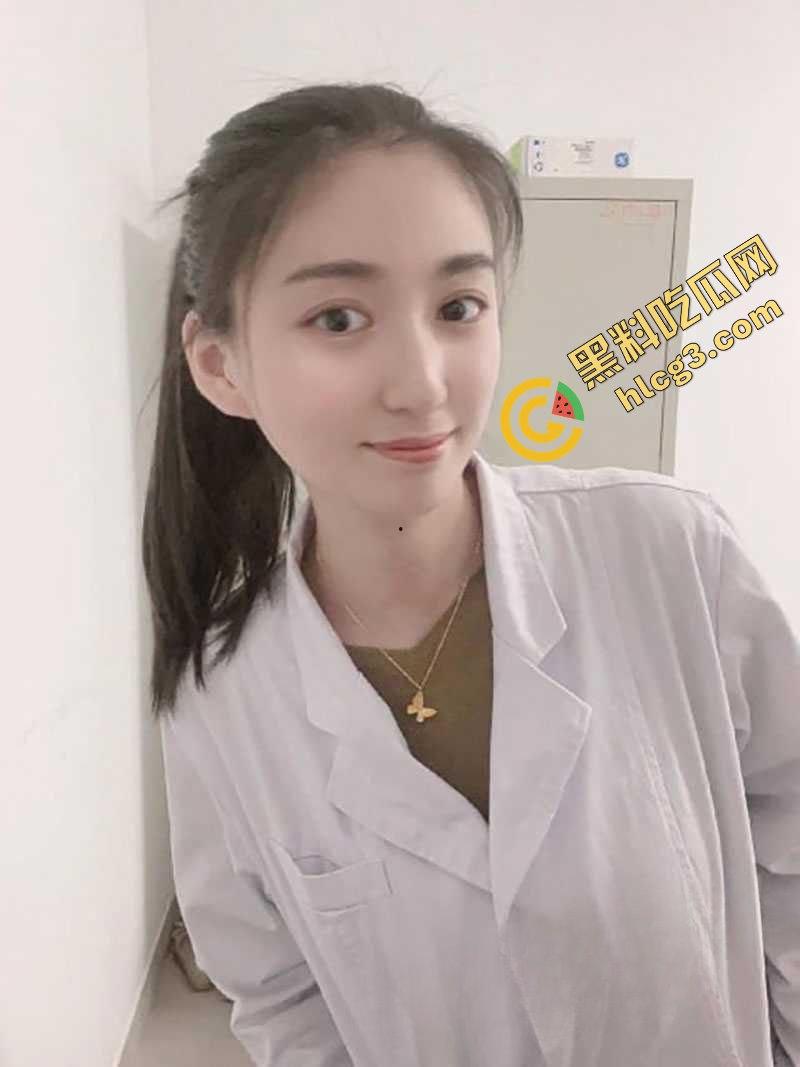 云南第一人民医院女护士『陈萍萍』为升职加薪献身科室主任 翘臀趴在办公桌上 让领导后入泄火-4