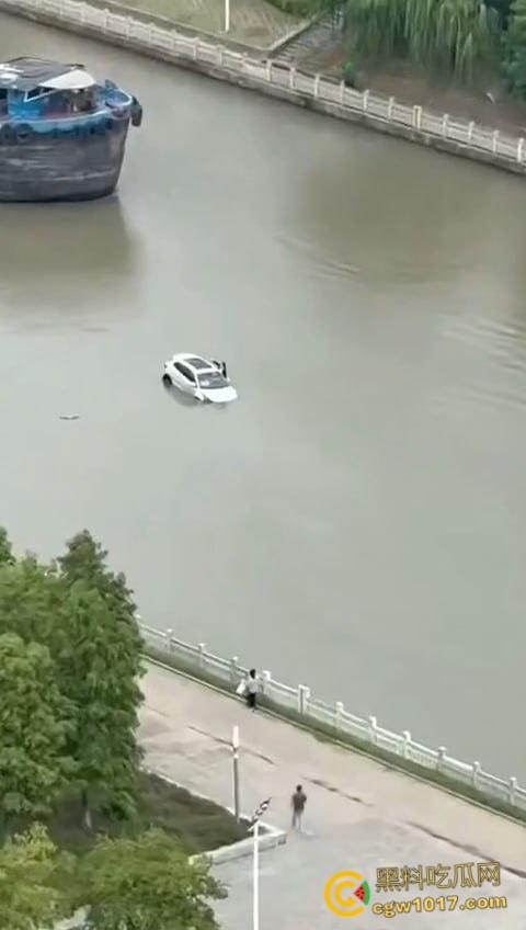 丹阳女司机油门当刹车，车子冲破栏杆栽进九曲河，幸好车窗围观女司机命大脱险，惊魂未定一出湿身戏！-6