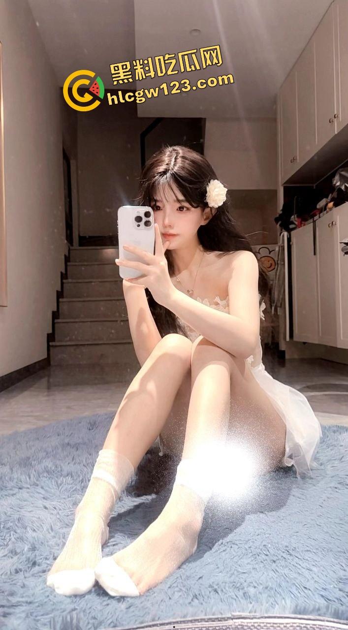 北京夜生活怎么玩？3个骚屁股排排站抽得啪啪响，富哥轮流抽射，汗的汗死，涝的涝死！-5