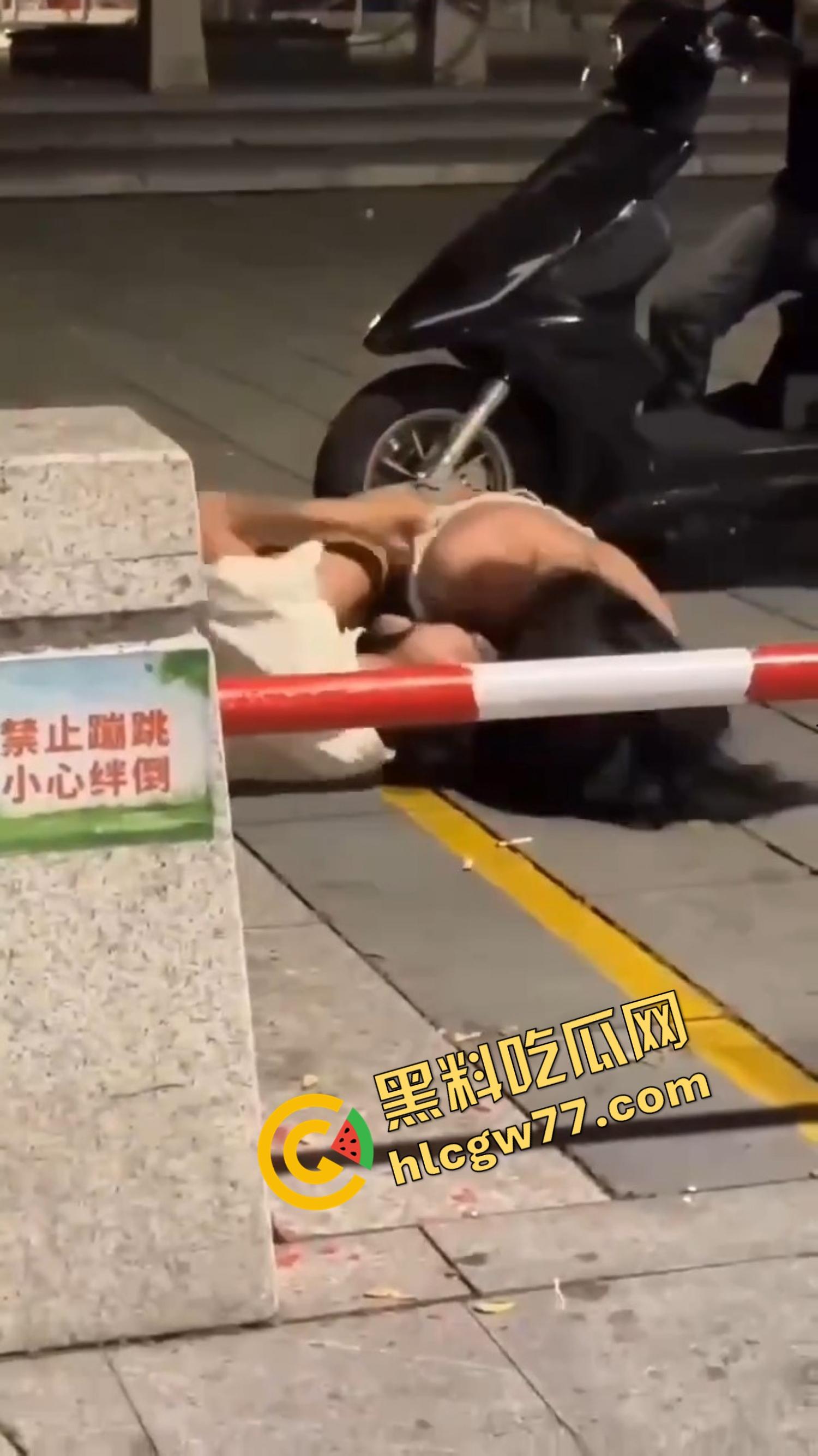 南昌精神小妹当街撕逼奶都露了，精神小伙骑电瓶车劝架他不是拉架，他是开电瓶车撞进去！-7