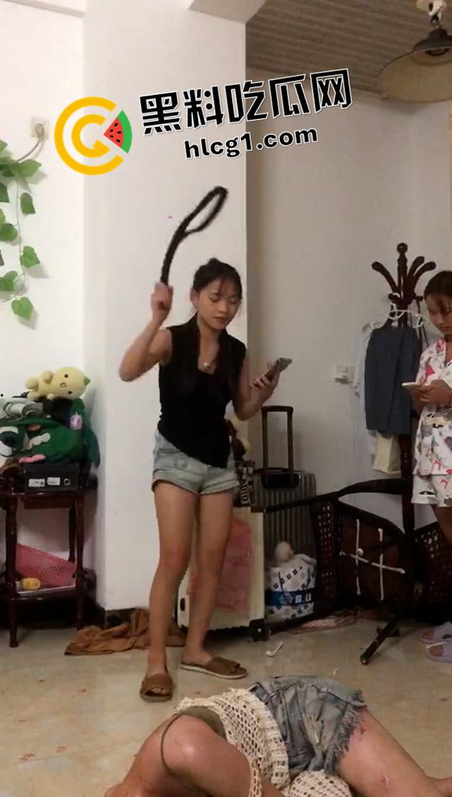 黄毛吊毛和精神小妹又被霸凌 打的身上没一块好的了  这些人是真的不怕打死人吗-1