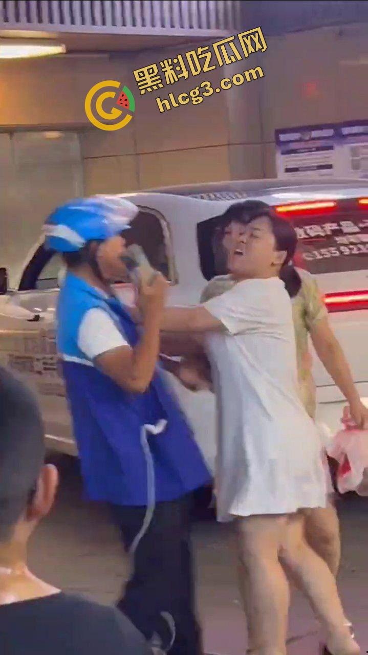 陕西延安 一外卖员过马路 被两名泼妇无故辱骂殴打并吐痰 因其抱着小孩 并未还手而报警-4