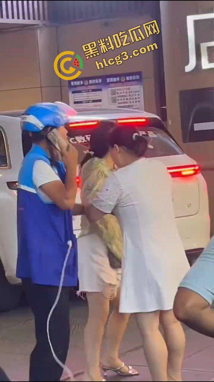 陕西延安 一外卖员过马路 被两名泼妇无故辱骂殴打并吐痰 因其抱着小孩 并未还手而报警-6
