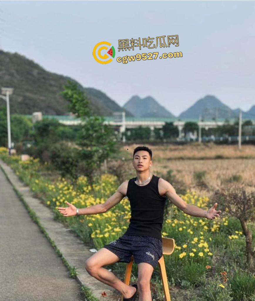 抖音【羞涩的潇】约炮女粉丝，床上干到卫生间，不愧是健身的，这么肥都干得动，拍照炫耀战利品！-2