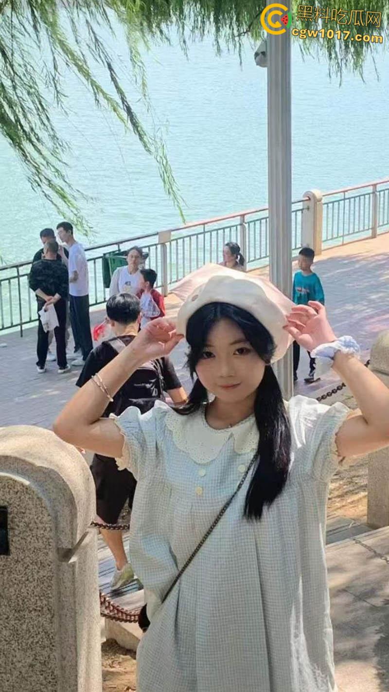 约炮大神【石先生】，约炮极品JK小萝莉，跪地口交被按头深喉，粉裙掀起美腿大开狂操，娇滴滴的呻吟超诱人！-1