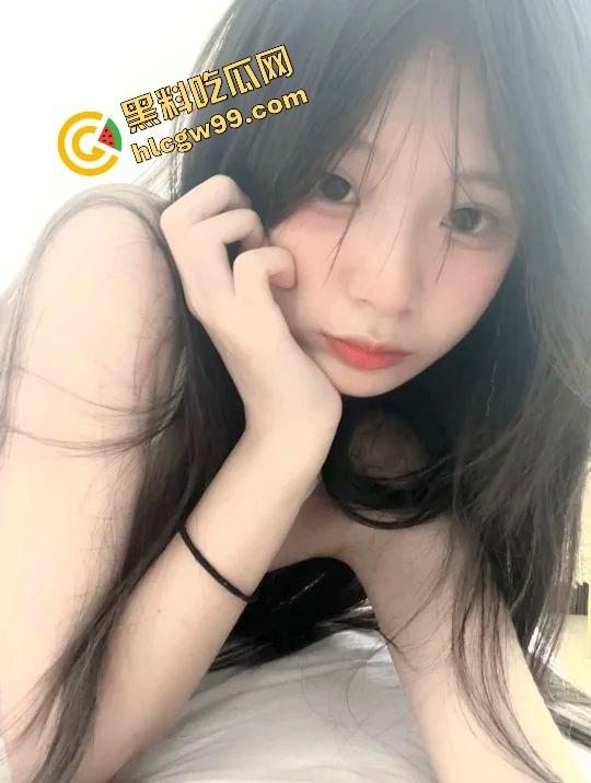 陕西艺术职业甜妹反差婊【庄可怡】厕所骚私拍露出嫩乳，腰眼白臀暴力输出嫩逼娇喘，独家曝光流出！-1