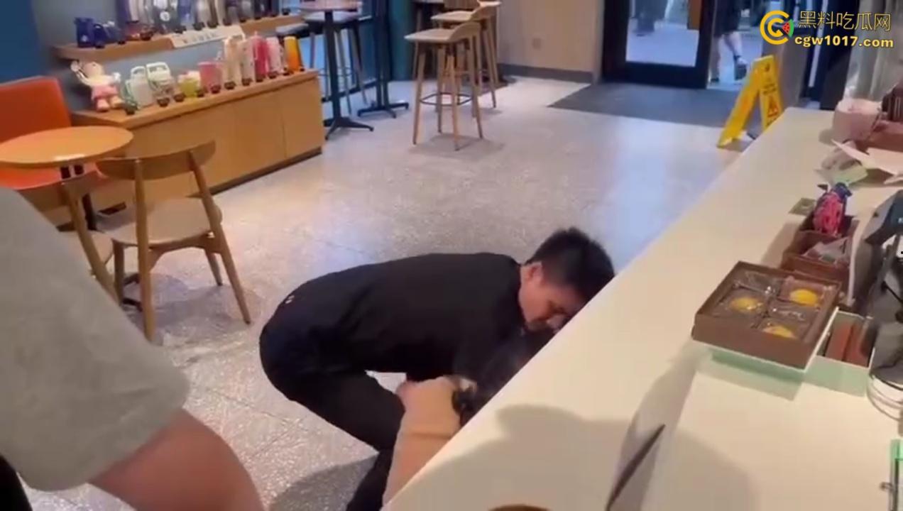 渣男带着小三在星巴克约会，两人有说有笑空气弥漫着暧昧， 被原配当场抓包后，两人瞬间扭打在一起 ！-4