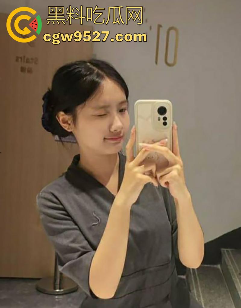 艾滋女【钟佩琪】接客被曝光！韶关碧桂园丽枫酒店前台，被老哥无套内射，最终被确认患艾滋，天塌了啊！-3