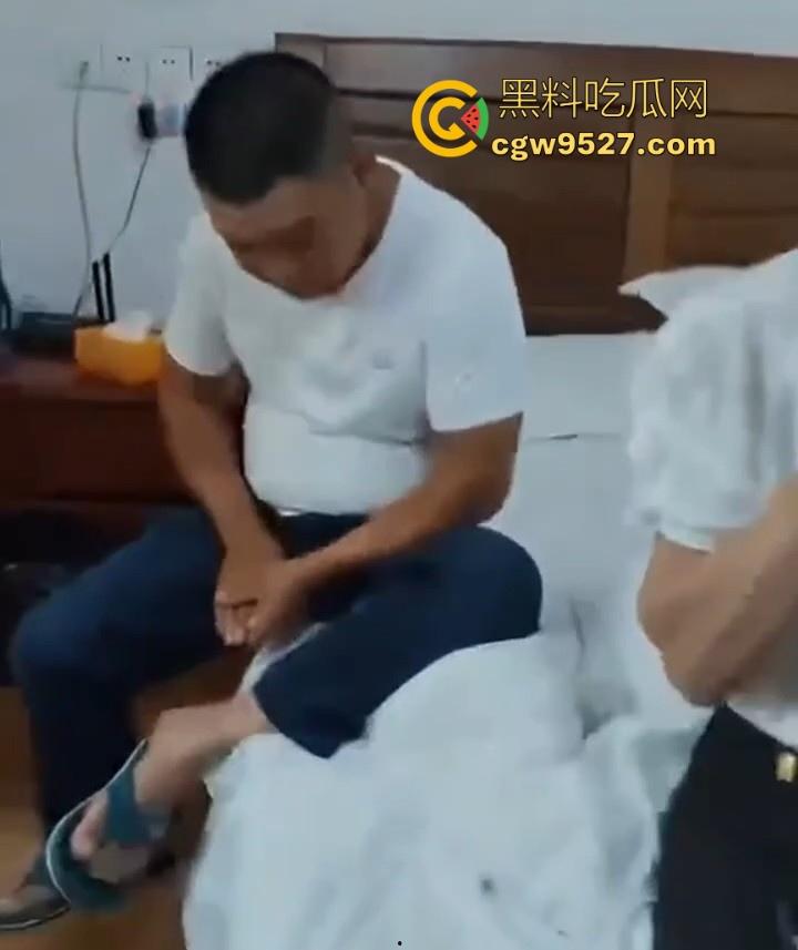 老登家里出轨被媳妇抓住现行，一边录像一边数落，心气真好啊抓奸都这么斯文，很少见！-8