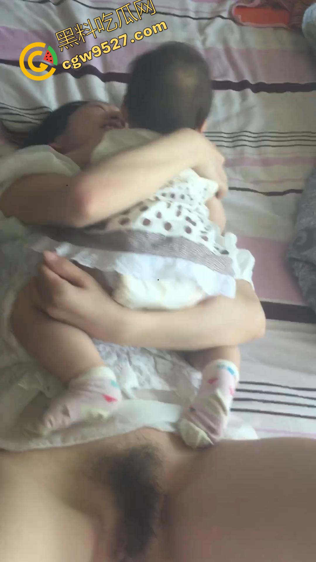 湖南人妻【王春艳】性瘾超强，刚出月子就偷情约炮，孩子一边吃奶，骚穴一边被操，真是淫荡至极-4