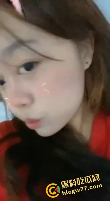 刚毕业就这么放得开？青岛小情侣酒店大战，男友颜射全吞光，还要拉闺蜜来3P！-3