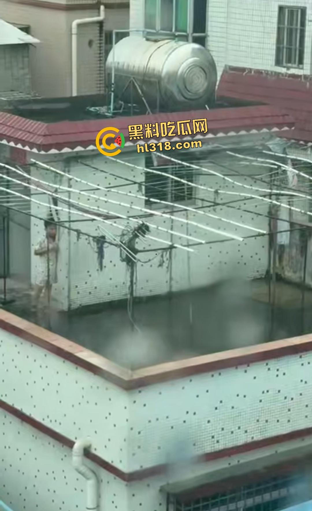 畜生小孩天台虐猫丧心病狂！甩来甩去地上狂摩擦，猫咪命悬一线，只能抓着杆子不放！-7