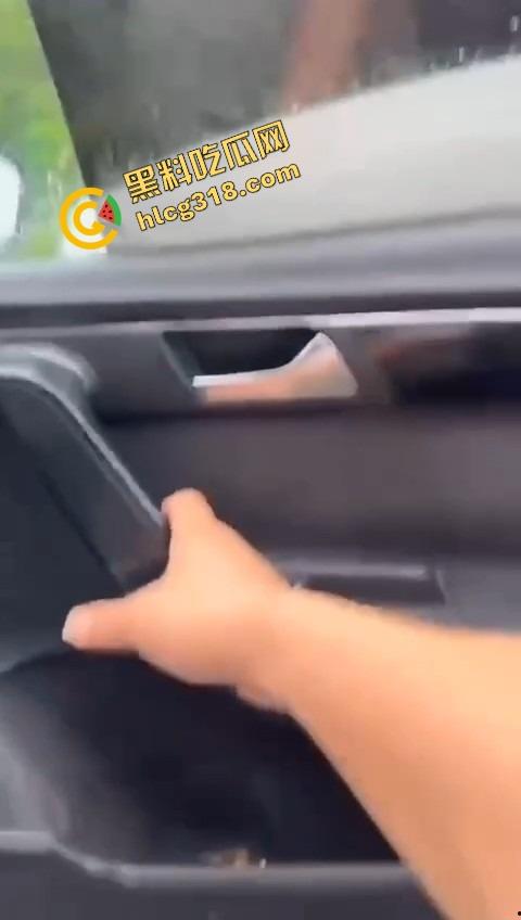 兄弟能不能积点德？人家正车震高潮你冒雨开门拍视频，肉棒还没插进去就被吓萎，这心理阴影得有多大！-3